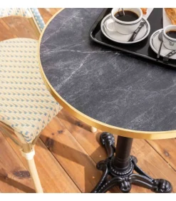 60 cm verstelbare zwartmarmeren terrastafel en 2 blauwe stoelen