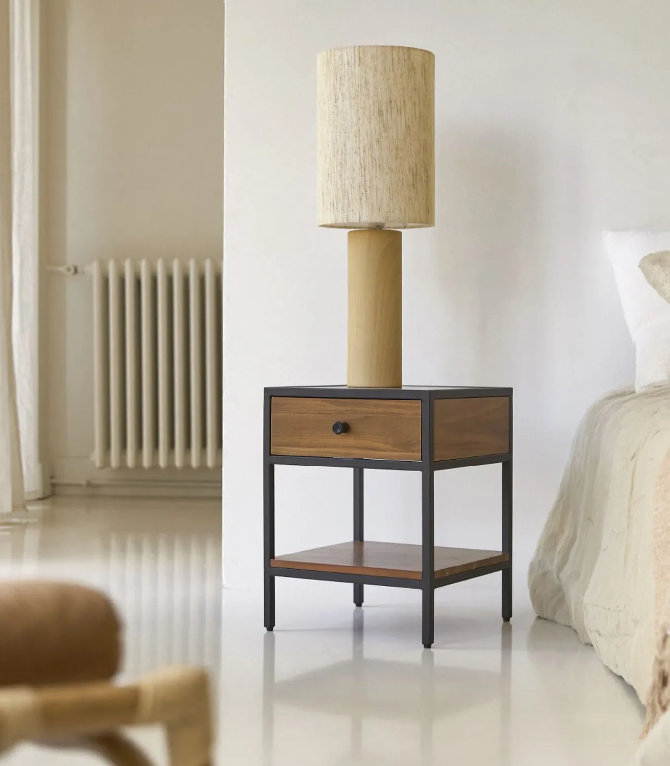 Agra - Nachtkastje in massief acacia en metaal