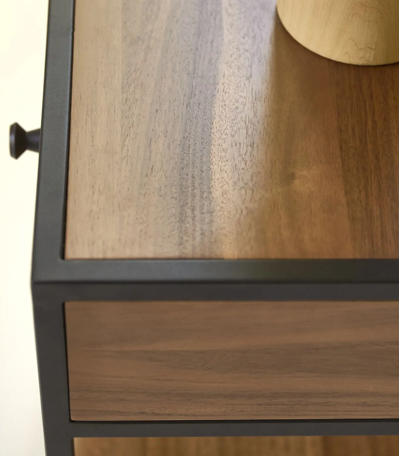 Agra - Nachtkastje in massief acacia en metaal