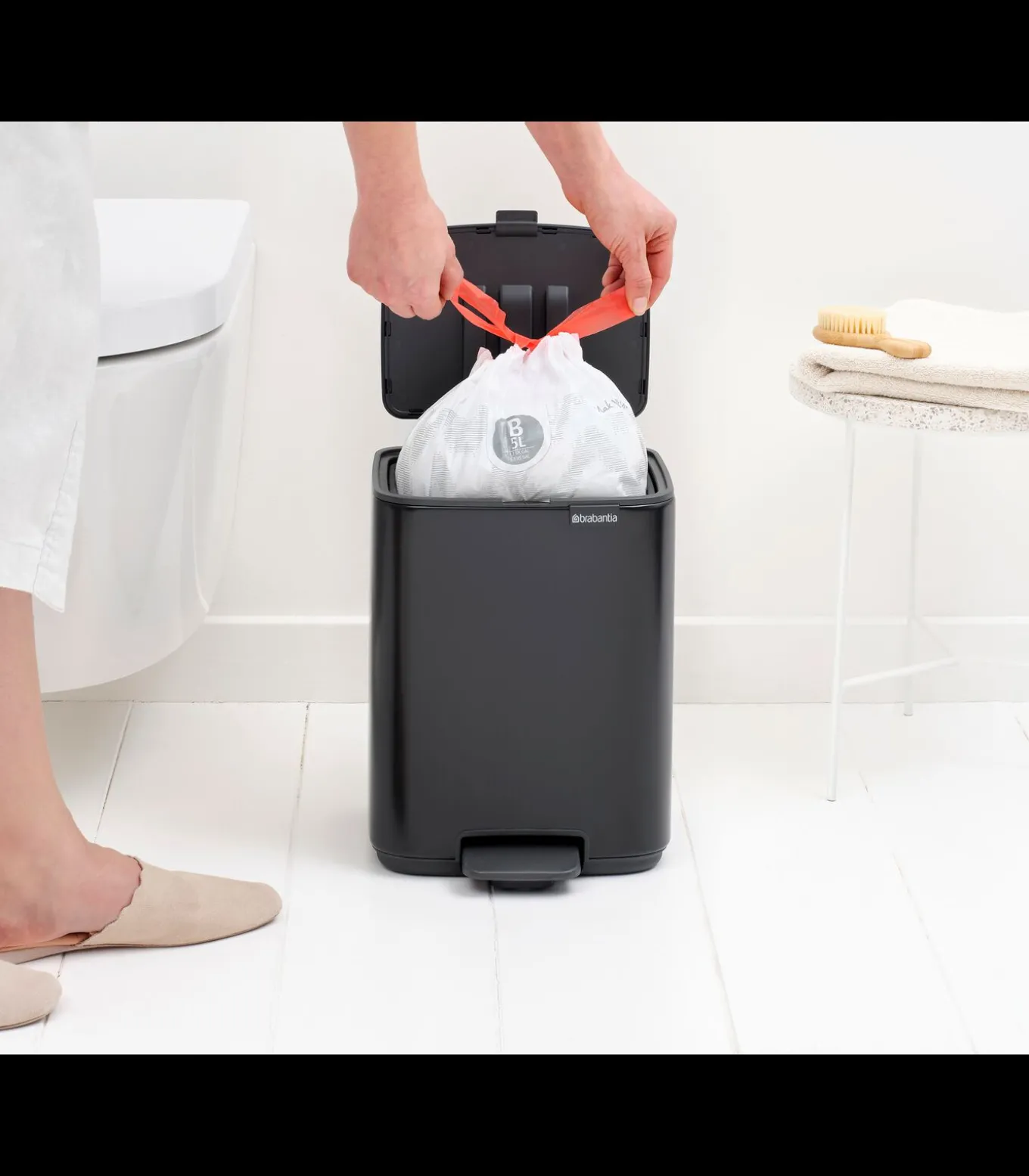 Brabantia Bo Pedaalemmer, 7 liter, stil sluitend, kunststof binnenemmer - Matt Black