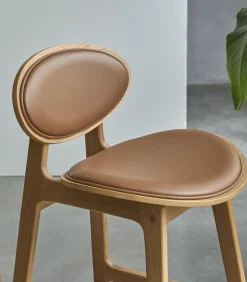 Counterstoel Maia in massief eikenhout en leer