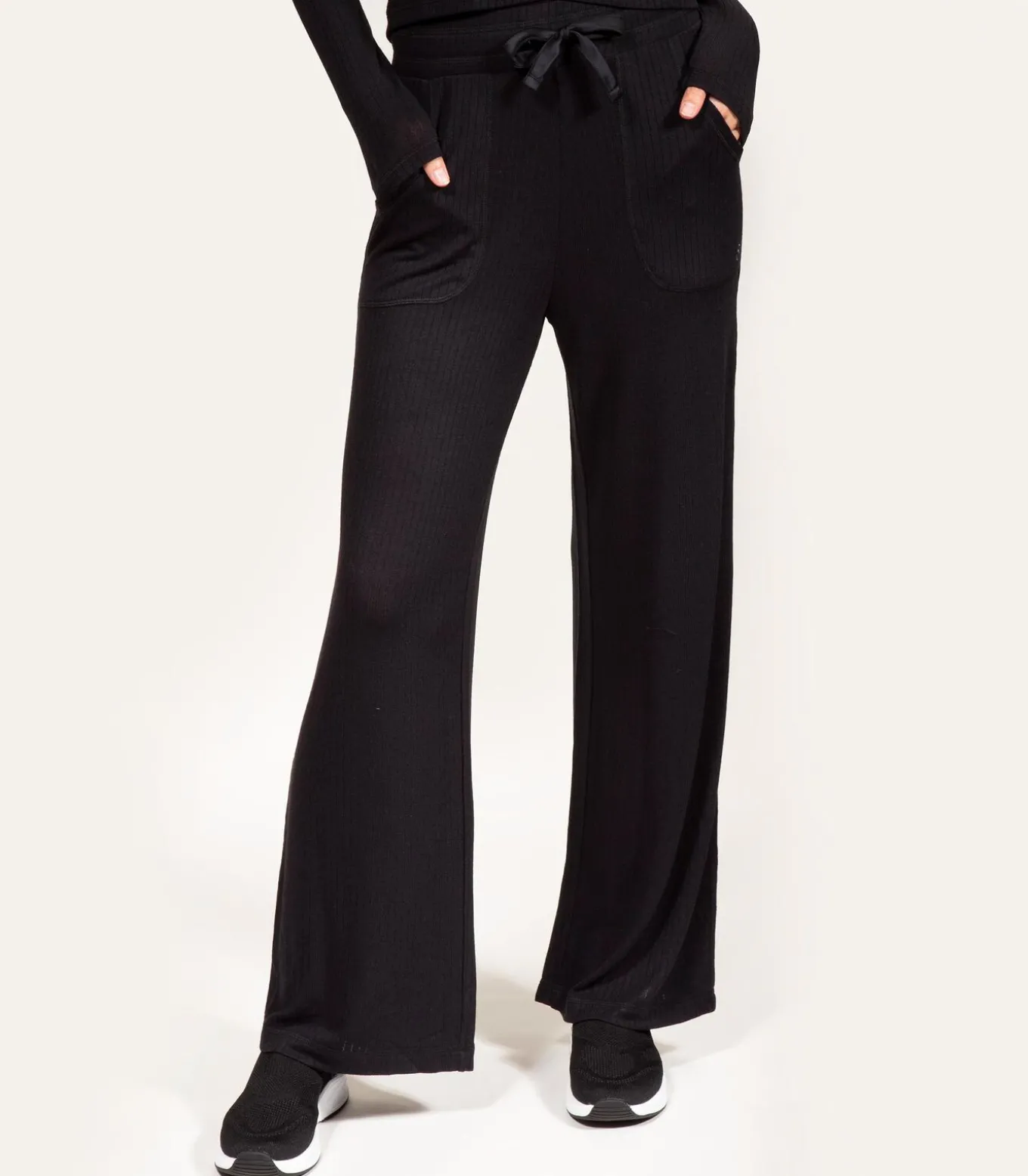 Damesbroek in ribgebreide wijde pijpen Zwart