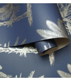 DUTCH WALLCOVERINGS Behang Tropical Trees marineblauw en zilverkleurig