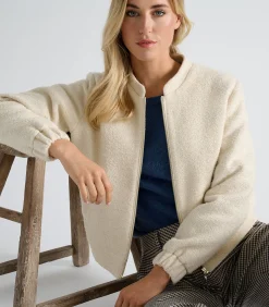 Ecru jasje in boucletstof met opstaande kraag