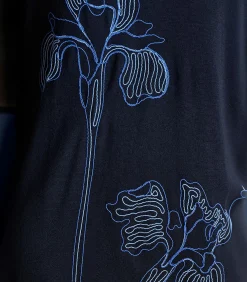 Halflange jurk in donkerblauw breisel met borduursel