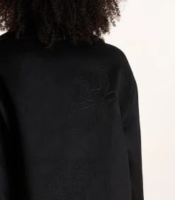 Halflange zwarte mantel met wollen borduurwerk