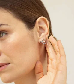 Kleine zilveren Embolic oorbellen