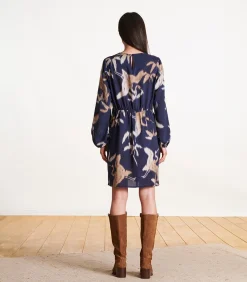 Korte getailleerde en gedrapeerde marineblauwe jurk met print