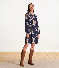 Korte getailleerde en gedrapeerde marineblauwe jurk met print