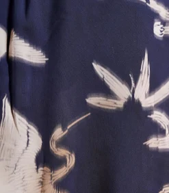 Korte getailleerde en gedrapeerde marineblauwe jurk met print