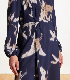 Korte getailleerde en gedrapeerde marineblauwe jurk met print