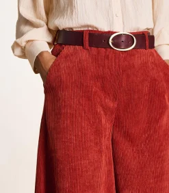 Lange bermuda van ribfluweel in terracottakleur