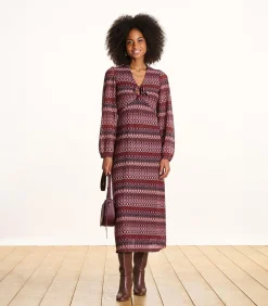 Lange rode jurk van haakwerk met lange mouwen