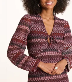 Lange rode jurk van haakwerk met lange mouwen