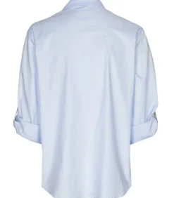 Lichtblauw hemd met zilver contrastlint op de schouders