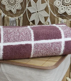 Lichtroze katoenen geruite handdoek 50x100 cm