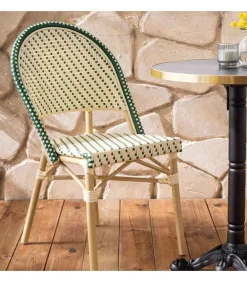 Liggende zwartmarmeren terrastafel van 60 cm en 2 groene stoelen