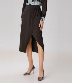 Minimalistische satijnen rok met wikkeleffect