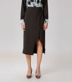 Minimalistische satijnen rok met wikkeleffect