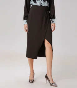 Minimalistische satijnen rok met wikkeleffect