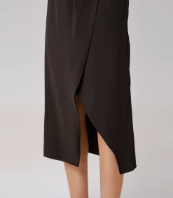 Minimalistische satijnen rok met wikkeleffect