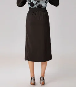 Minimalistische satijnen rok met wikkeleffect