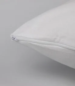 Onder witte katoenen kussensloop 65x65 cm