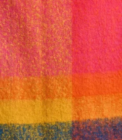 Oranje sjaal met meerkleurige ruiten