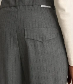 Relaxte cropped krijtstreepbroek