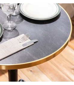 Set van zwart marmeren terrastafel en 2 groene stoelen