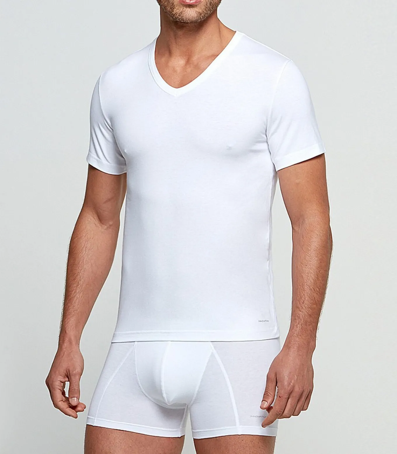 T-shirt met V-hals met innovatieve temperatuurregeling