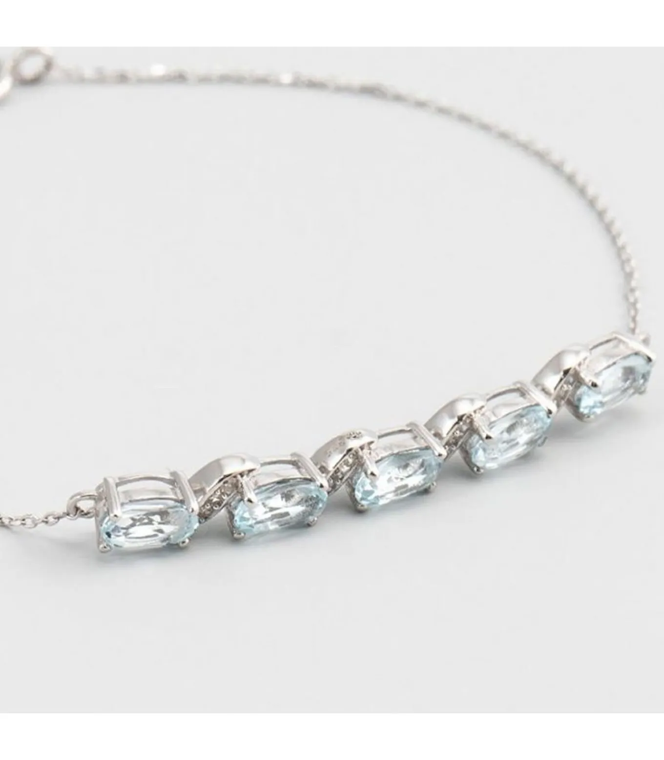 Witgouden armband met diamanten en topaas