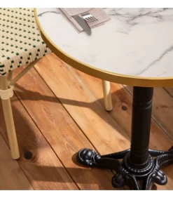 Witte marmeren liggende terrastafel van 60 cm en 2 groene stoelen