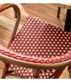 Witte marmeren terrastafel van 60 cm en 2 rode stoelen