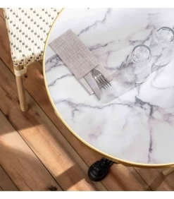 Witte marmeren terrastafel van 60 cm en 2 grijze stoelen