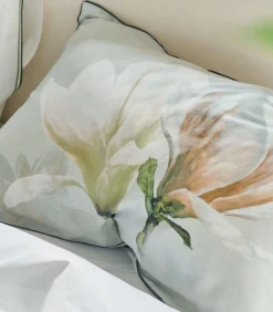 Yulan Magnolia - Kussensloop in katoen satijn met print