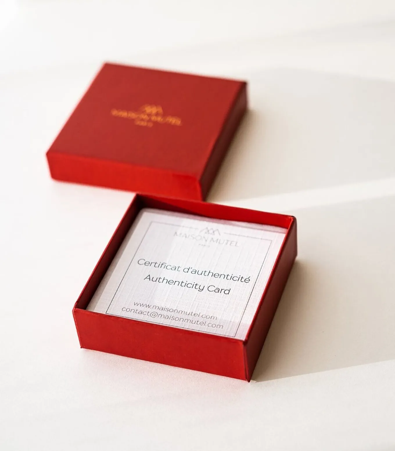 Zwarte Spinel armband op 14k gold-filled gouden draad en rode koord